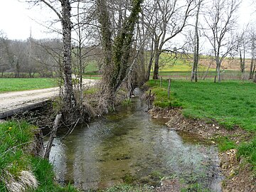 Le Caudeau, près du lieu-dit Guillegorce, marque la limite entre Saint-Amand-de-Vergt (à gauche) et Val de Louyre et Caudeau.