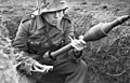 Soldado alemán con un cohete HEAT RPzB. Gr. 4322 del Panzerschreck, marzo de 1944.