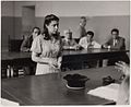 Una ragazza davanti al tribunale minorile presso l'Albergo dei Poveri, Napoli, 10 marzo 1948.