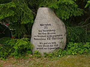 Gedenkstein für 31 Opfer der Cap Arcona auf dem Friedhof von Grube (Holstein)