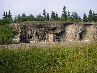 Vista parcial del bloc T-St-S 78 de l'ouvrage de Hanicka (Dělostřelecká tvrz Hanička ; Herrenfeld pels alemanys), una casamata d'artilleria per a tres canons obús de 100 mm.