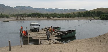 En primitiv bilferge som besto av lite annet enn en plattform på to båter, Selengeelven i Khövsgöl, Mongolia