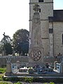 Monument aux morts de La Barèche. Église Saint-Hippolyte en arrière-plan.