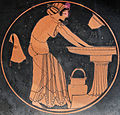 Femme à la toilette. Peintre : Douris, potier : Euphronios, v. 500. Médaillon d'un kylix attique à figures rouges, D. 26,9 cm. Met.