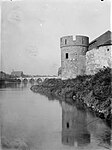 Gerestaureerde toren en stadsmuur, C. Steenbergh, ca. 1915.