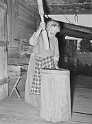 Femme cadienne en train de moudre du riz en 1938 près de Crowley (Louisiane).