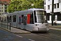 Niederflur-Stadtbahnwagen des Typs NF8U (33er Wagennummern); Fahrzeuge dieses Typs fahren seit Anfang 2017 auf der neuerbauten Wehrhahnlinie „Heck an Heck“ gekuppelt.