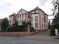 Klinikgebäude und Denkmal Grabstein