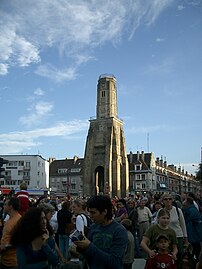 La tour du Guet et la place d’Armes.