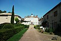 Vue de face du château (numéroté 1 sur la vue aérienne), à droite et à gauche deux dépendances (4 et 6).