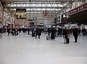 ロンドンのウォータールー駅のコンコース