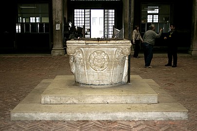 L'antico pozzo nel cortile interno