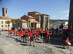 Grupo de gaitas. Al fondo la iglesia de San Francisco.