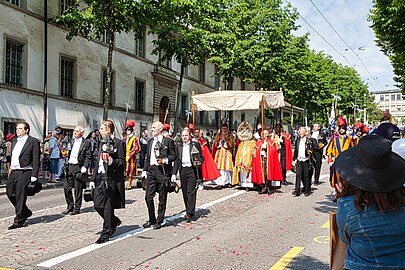 Le Très Saint-Sacrement accompagné par les concélébrants et la Garde suisse pontificale