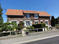 Des habitations groupées par deux.