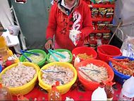 Puesto callejero preparando Tostilocos y sus ingredientes.