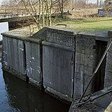 Onderaanzicht noordkant westelijke sluis, met de locatie van de vroegere sluisdeuren; februari 2003.