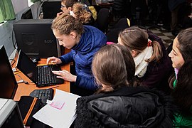 Februar: Schülerinnen in Burrel an einem Wikipedia-Workshop (Dezember 2017)