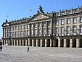 Vista do Pazo de Raxoi cara á praza do Obradoiro. Parte oeste da praza.