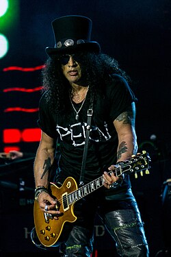 Slash esiintymässä Guns N’ Rosesin kanssa Lontoon olympiastadionilla vuonna 2017.