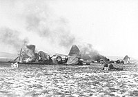 Um P-47 americano destruído no campo aéreo Y-34 Metz-Frescaty.