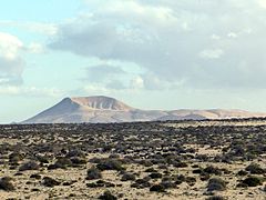 Vista de Montaña Roja desde la playa de Corralejo