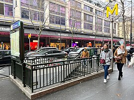 L'accès no 3, « Rue Auber » et le Printemps Haussmann au second plan.