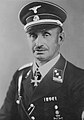 Ernst Ritter mit dem Ritterkreuz des Kriegsverdienstkreuzes am Halsband