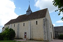 Façade ouest et mur nord de l'église Saint-Georges.