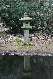 Ishidōrō bij het water