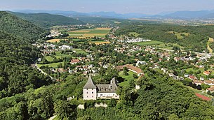 Ostansicht von Pitten mit der Burg im Vordergrund