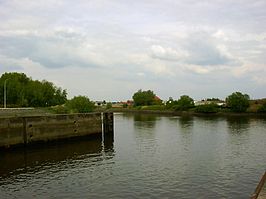 De Dender (voorgrond) vloeit in de Schelde (6 mei 2004)