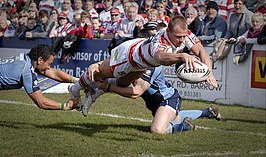 Een try van Shaun Ainscough van Wigan Warriors tijdens een duel tegen Barrow Raiders in de Challenge Cup op 5 april 2009