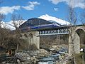 Un TGV duplex que passa en dessús d'Isèra a Bourg-Saint-Maurice.