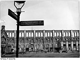 Westflügel des Fernbahnhofs, links angeschnitten der Kopfbau des ehem. Vorortbahnhofs, Dezember 1958