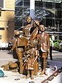 Kindertransport – Die Ankunft von Frank Meisler vor dem Londoner Bahnhof Liverpool Street, 2006