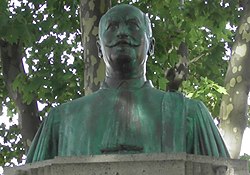 Monument a Lesinhan de l'escultor Joaquim Costa.