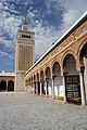 Vue du minaret et d'un portique de la cour.