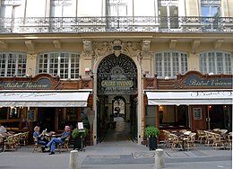 Les trois entrées de la galerie Vivienne : à gauche, l'entrée rue Vivienne, au centre celle de la rue des Petits-Champs et à droite l'entrée rue de la Banque.