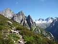 In primo piano la punta Fiorelli, in secondo piano il Pizzo Badile (a sinistra) e il Pizzo Cengalo visti dalla val Merdarola.