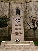 Le monument aux morts devant l'église Saint-Étienne.