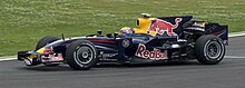 Mark Webber mengendarai RB4 di sirkuit dengan skema warna Red Bull pada Grand Prix Prancis 2008.