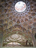 Oculo aperto nel soffitto d'ispirazione safavide dello Hasht Behesht, un palazzo situato a Ispahan, in Iran.