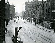 Boston, 1942: Stahlpfeiler auf der Fahrbahn der Commercial Street als Fragment der früheren Hochbahnstrecke der Atlantic Avenue Elevated; der Rückbau wurde 1955 abgeschlossen