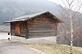 Edificio locale di legno e pietra, durante una nevicata