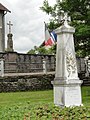 Monument aux morts. Au fond : calvaire à côté de l'église.