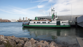 Een veerboot aan de steiger te Gosport