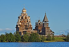 Églises en bois vues d'un lac.