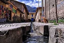 Autre canal d'irrigation inca traversant le village d'Ollantaytambo.