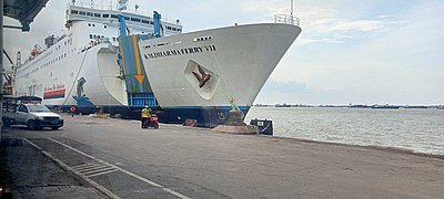 KM Dharma Ferry VII dari Pelabuhan Semayang, Balikpapan bersiap untuk bersandar di dermaga jamrud utara pada 3 Februari 2022.